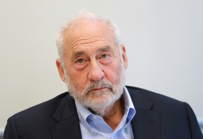 Top economist Stiglitz sees 'significant slowdown', not crisis