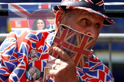 'Madhouse': Tourists soak up royal wedding fever