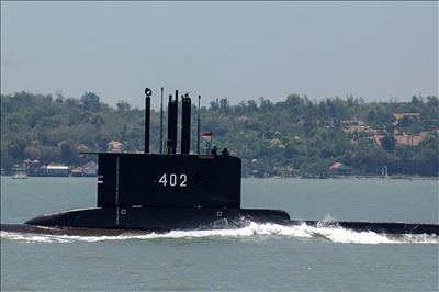 Hopes fade for Indonesia submarine crew as oxygen dwindles