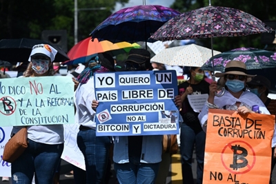 Salvadorans march against bitcoin and 'dictatorship' 
