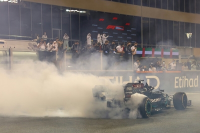 Hamilton expects to sign new Mercedes deal by Christmas