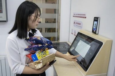 Chinese shoppers adopt facial payments in cashless drive