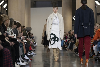 Victoria Beckham goes 'retro' at London Fashion Week show