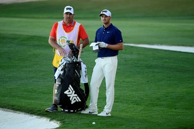 Birdie barrage boosts Clark to Phoenix Open lead