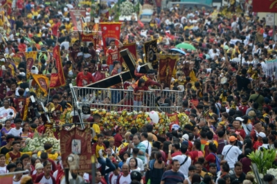 Philippine Catholics swarm Christ icon hoping for miracle