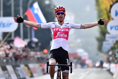 Dark horse Mollema stuns favourites to win Tour of Lombardy