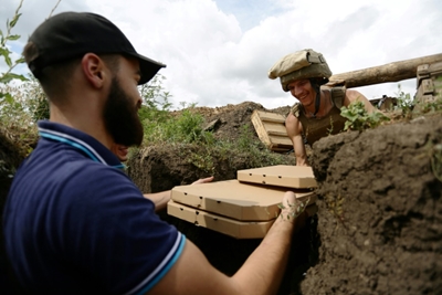 Ukrainian veterans feed soldiers in hotspots