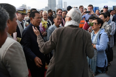Cambodia PM defends ship docking despite virus diagnosis