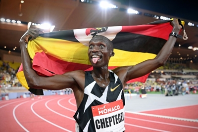 Joshua Cheptegei smashes 10,000m track world record