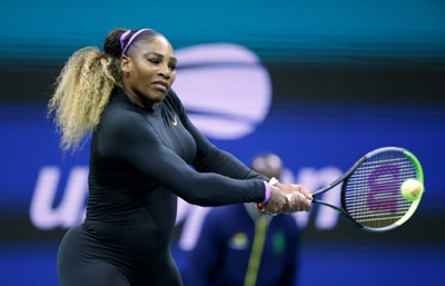 Serena routs Sharapova in US Open start, 'rusty' Federer wins 