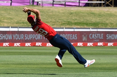 South Africa struggle on slow pitch in second T20