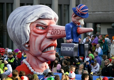 Brexit talks resume as divorce day looms