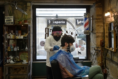Masks mandatory on Spain public transport as easing begins