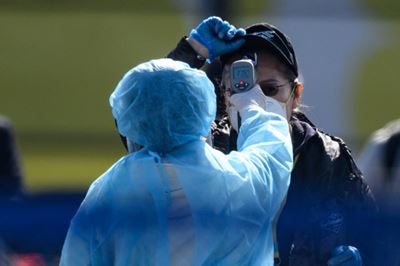 Japan at 'crossroads' on virus outbreak, expert warns
