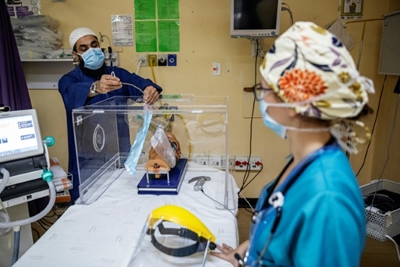 SA doctors design virus 'box' to prevent infection