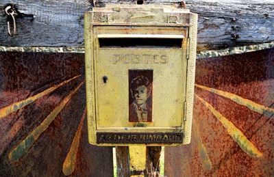 Post-mortem: Fan mail piles up at grave of French poet Rimbaud