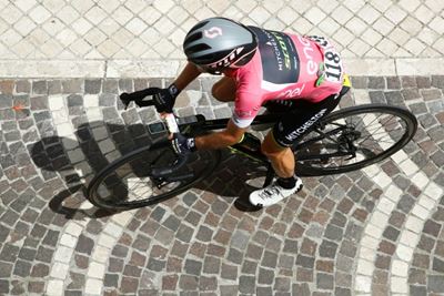 Yates wins stage nine to extend Giro lead as Froome trails