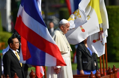 Pope meets Thai Buddhist patriarch on visit promoting religious peace