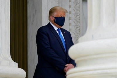 Trump heckled as he pays respects to late justice Ginsburg