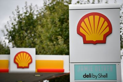 Shell plans UK relocation, sparking Dutch outrage