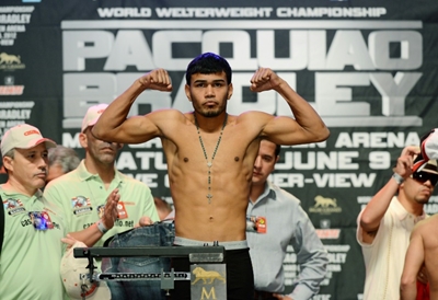 China's Xu stuns Rojas to win featherweight battle
