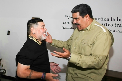 Maduro welcomes Maradona to Caracas ahead of forum
