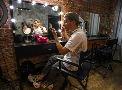 Applying mascara, male bloggers challenge Russia gender norms