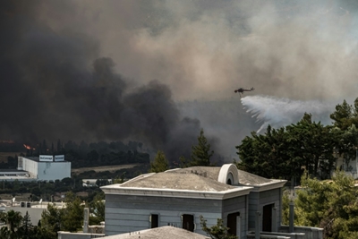 Thick smoke over Athens as suburbs battle wildfires