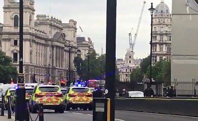 Suspected terror attack injures pedestrians outside UK parliament 