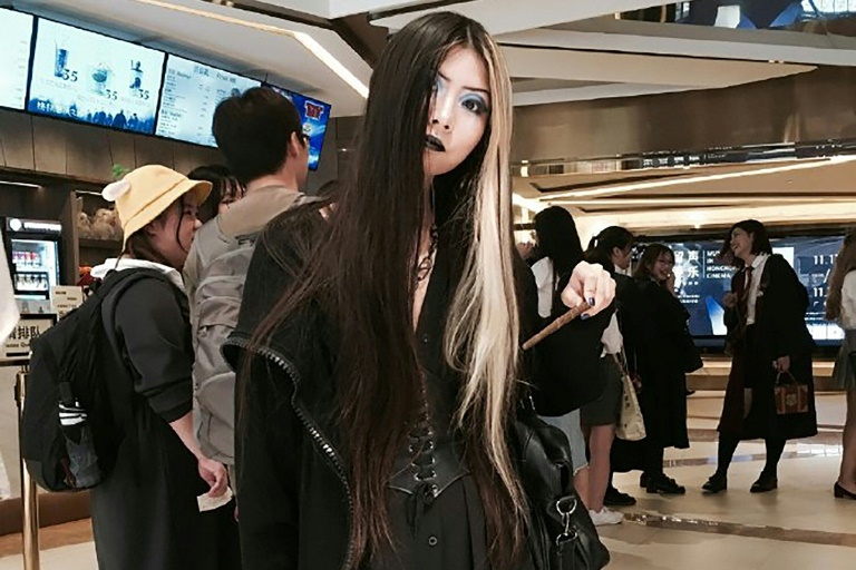 Chinese metro apologises after goth makeup removal demand