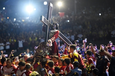 Hordes hoping for miracle throng Philippine Catholic procession