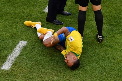 Ref duped by Neymar play-acting, Mexico coach says