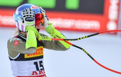 Shiffrin streaks to world super-G gold as Vonn crashes