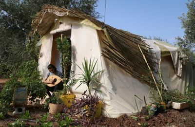 Tent and garden: Displaced Syria teen recreates lost family home