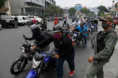 Venezuela raises fuel prices after arrival of Iranian oil tankers
