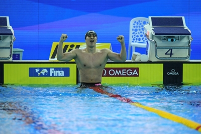 'Anxious' Le Clos beats out Dressel to win world gold