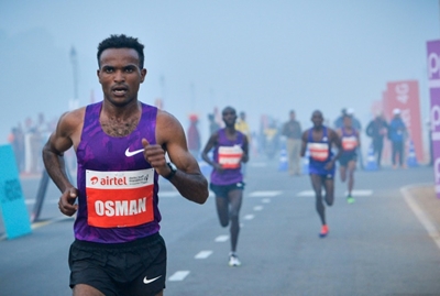 Doctors warn over Delhi's 'suicidal' half-marathon
