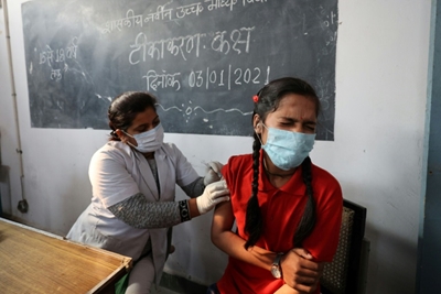 Unequal vaccine access could hamper climate fight: WEF