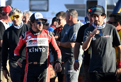 De Villiers wins Dakar second stage, Alonso loses wheel