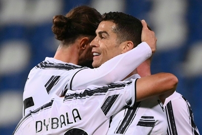 Seven-goal Milan run riot as Juve keep Champions League hopes alive