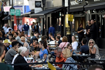 UK shuts pubs early to fight worrying coronavirus rise