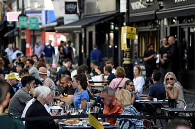 UK shuts pubs early to fight worrying coronavirus rise