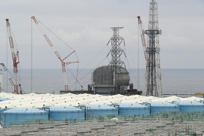 Robot lifts bits of melted fuel at Japan's Fukushima plant