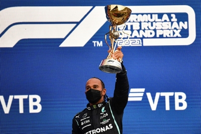 Hamilton claims 100th win amid high drama in Russia