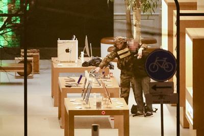 Hostage drama at Amsterdam Apple store ends, gunman overpowered