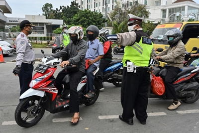 Toilet duty for Jakarta's social distancing violators