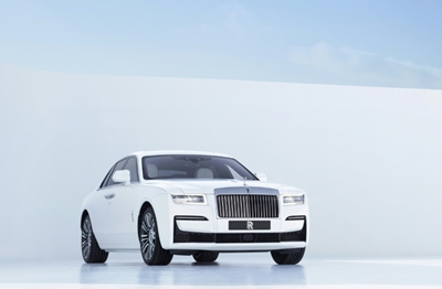 Rolls-Royce launches new Ghost amid virus worries