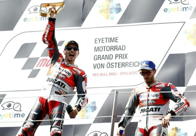 Lorenzo holds off Marquez to win Austrian MotoGP