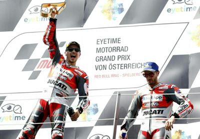 Lorenzo holds off Marquez to win Austrian MotoGP