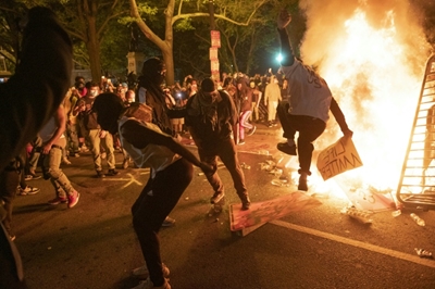 Autopsy finds cop suffocated black man as US braces for more fury